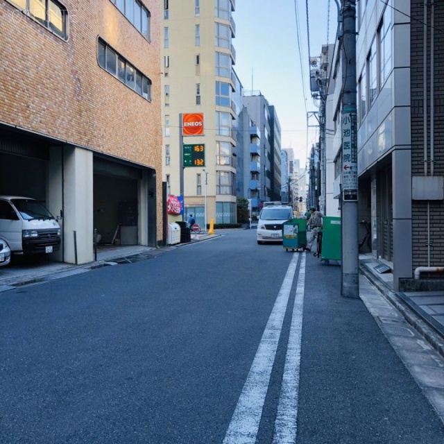 ヤクシビル ビル前面道路