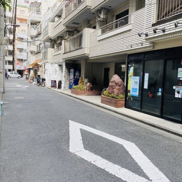 ウェストコート21 ビル前面道路