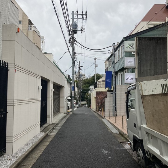 南青山108ビル ビル前面道路