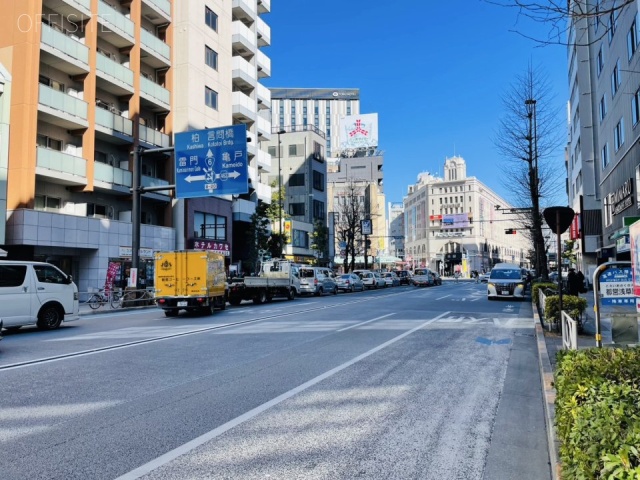 秀浩ビル 前面に江戸通り