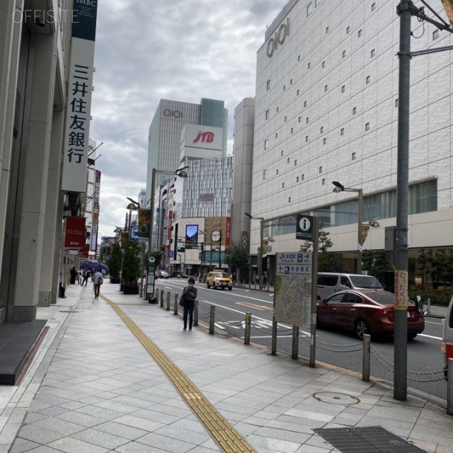 新宿高野第2ビル ビル前面道路