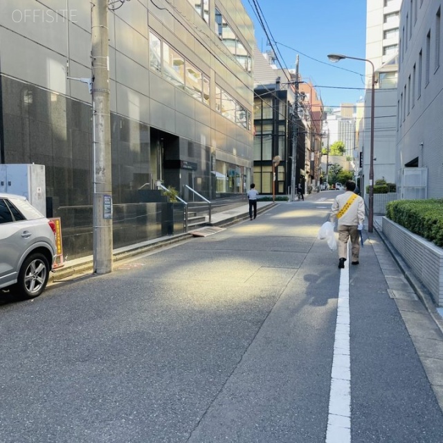 三恵ビル ビル前面道路