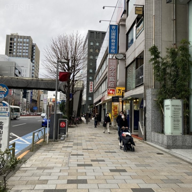 クローバー南青山ビル ビル前面道路