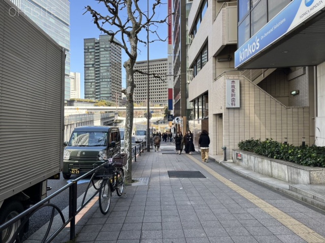 赤坂ロングビーチビル 前面道路は青山通りで歩道も広いです。赤坂見附駅側