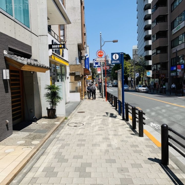 ホワイト赤坂 ビル前面道路