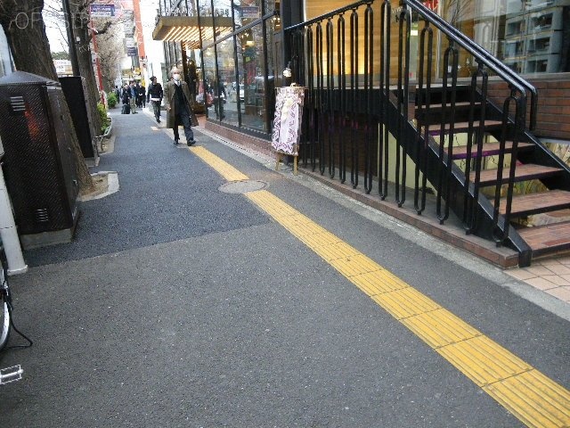 荒井ビル ビル前面道路