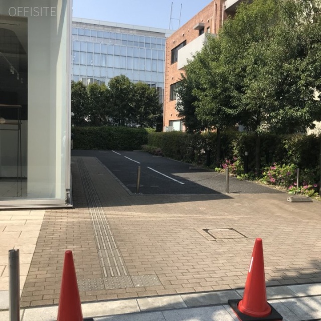 青山学院アスタジオ ビル前面道路