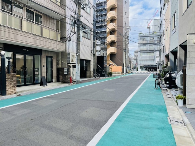 サングローリビル　前面道路