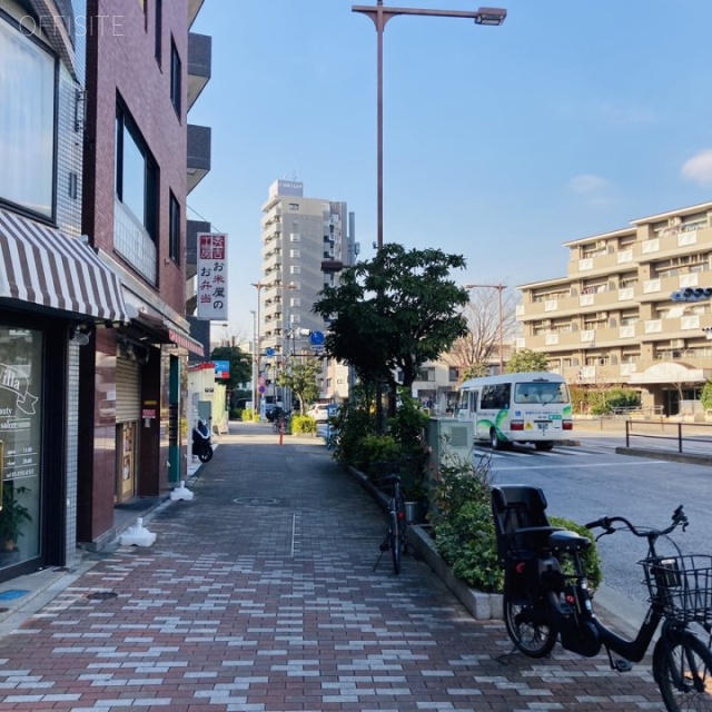 西春ビル ビル前面道路