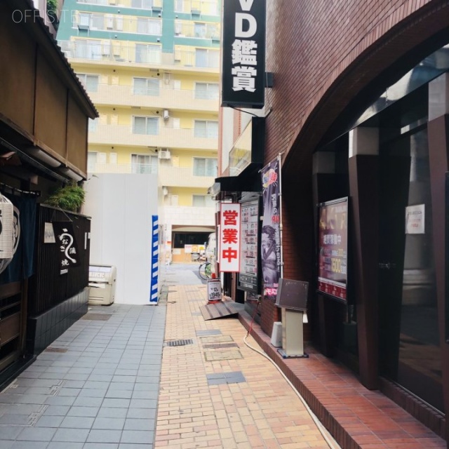 清川ビル ビル前面道路