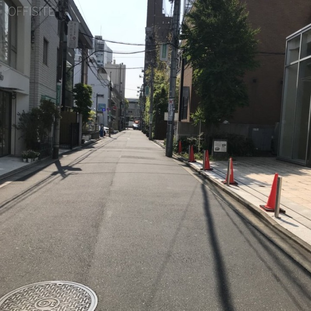青山学院アスタジオ ビル前面道路