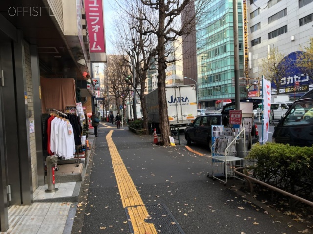 東新宿龍生堂ビル ビル前面道路