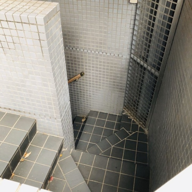 六鴨ビル 地下1階入り口