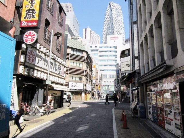 西新宿ビル ビル前面道路