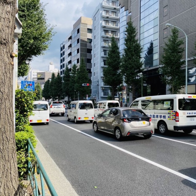 朝日生命新中野ビル ビル前面青梅街道