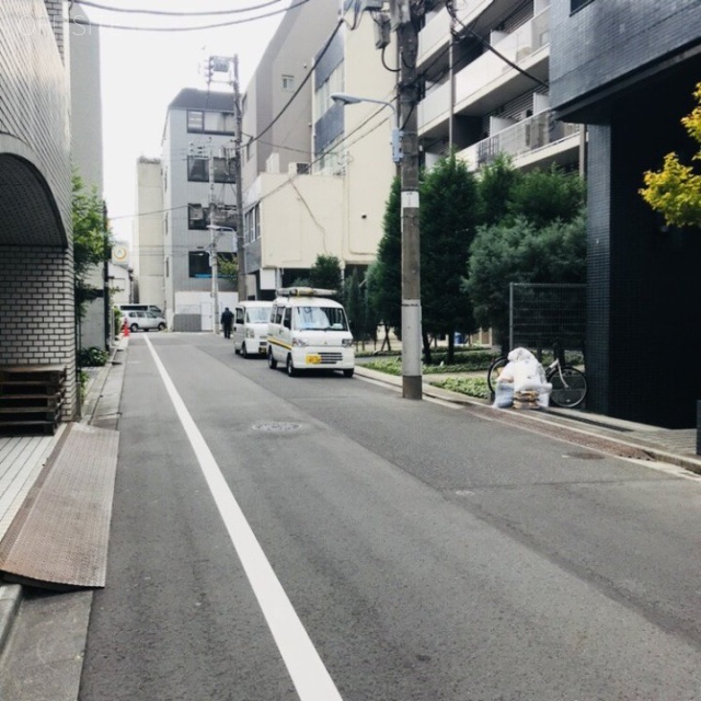 織松ビル ビル前面道路