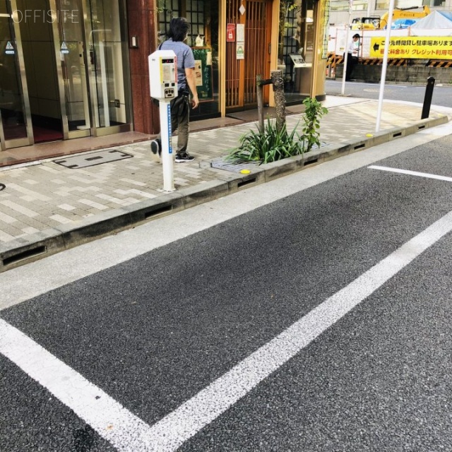 京橋AKビル 目の前に白枠駐車場