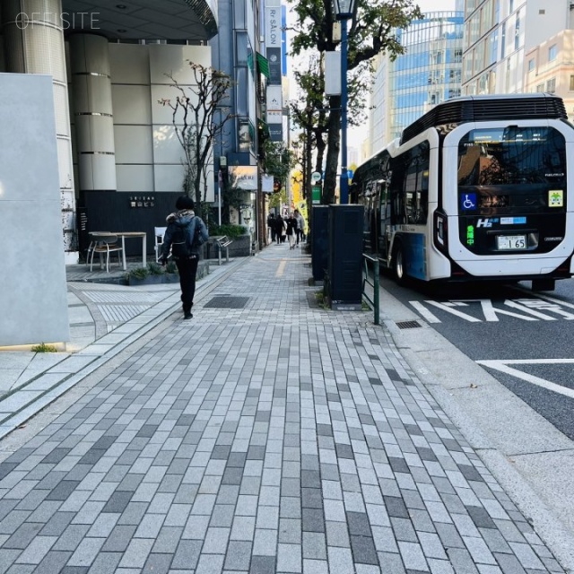 青山(せいざん)ビル 前面歩道