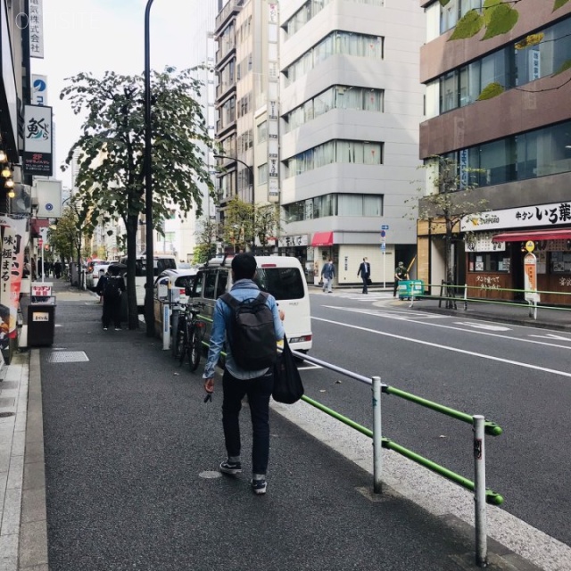 ザイマックス西新橋ビル ビル前面道路