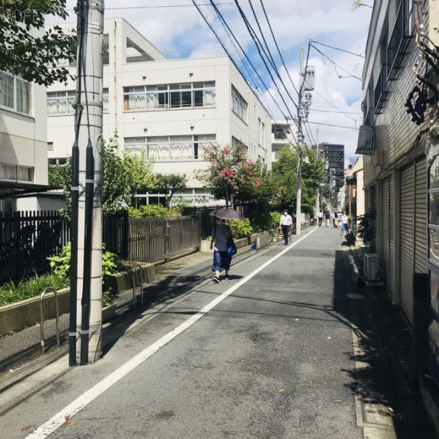 西新宿ワイビル ビル前面道路