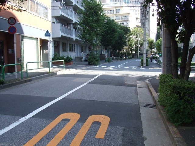 下平ビル ビル前面道路