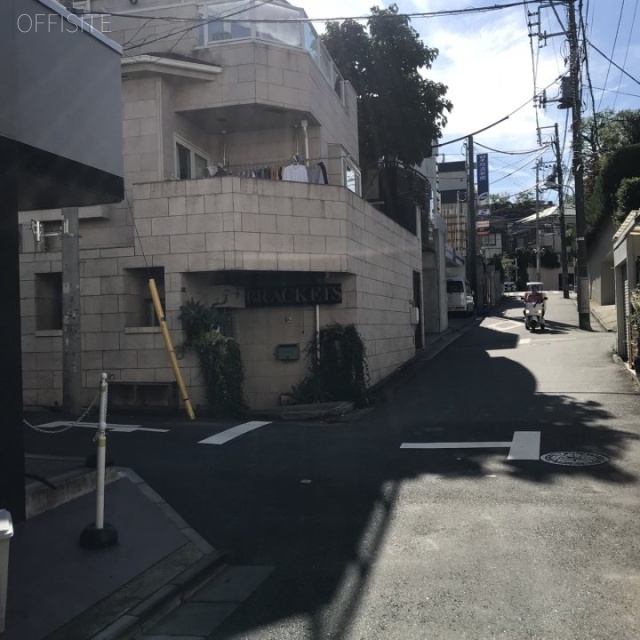 神山町ビル ビル前面道路