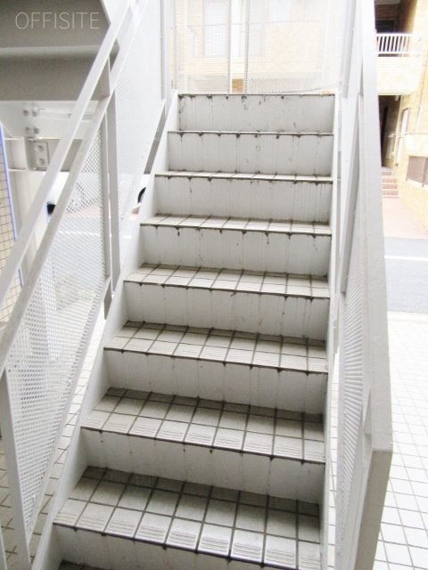 TZビル 階段