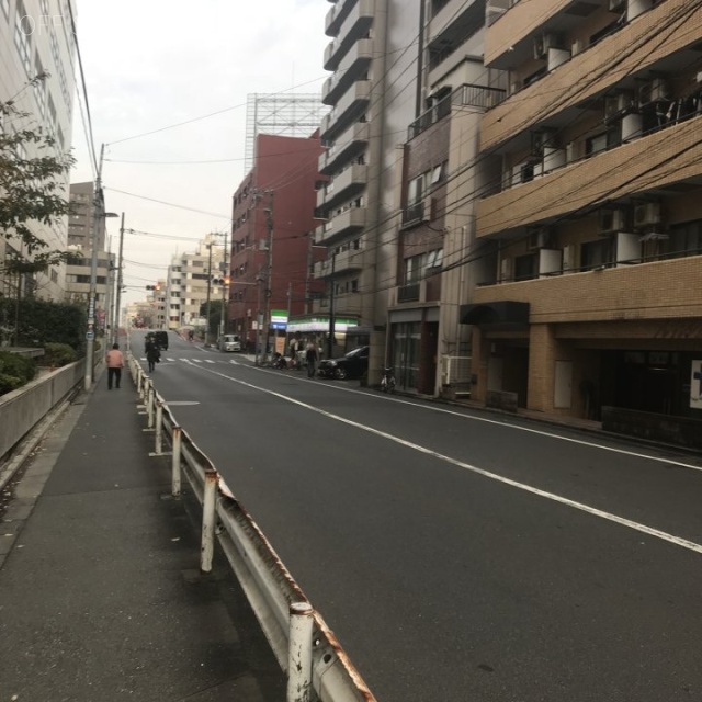 安本ビル ビル前面道路