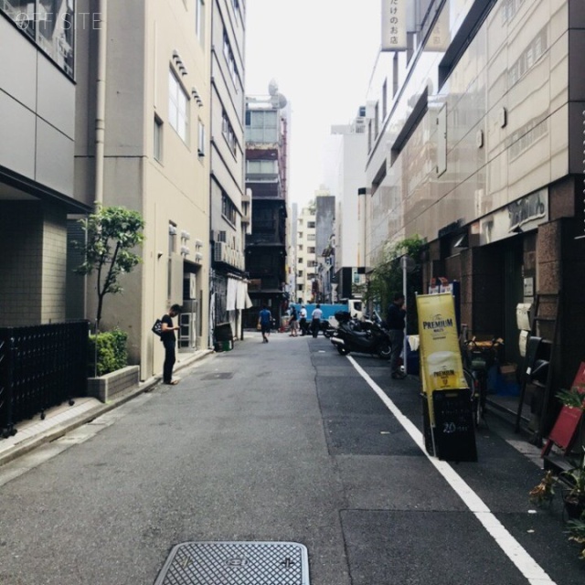 新橋ベネテックビル ビル前面道路
