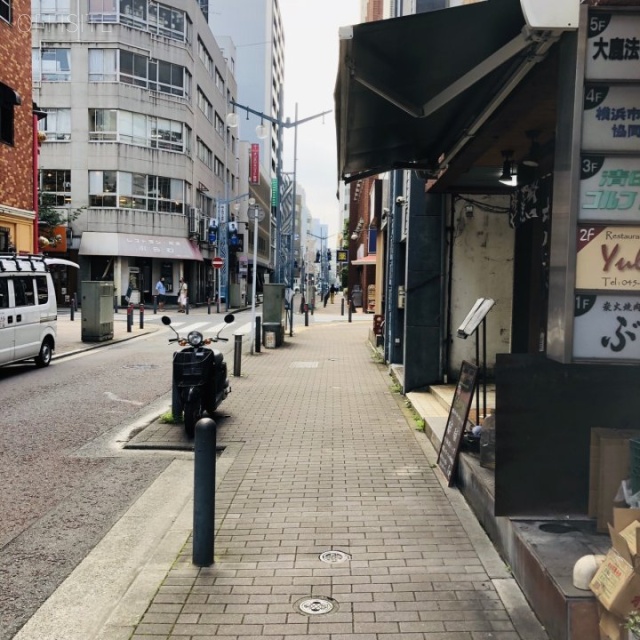 芳香園ビル　ビル前面道路