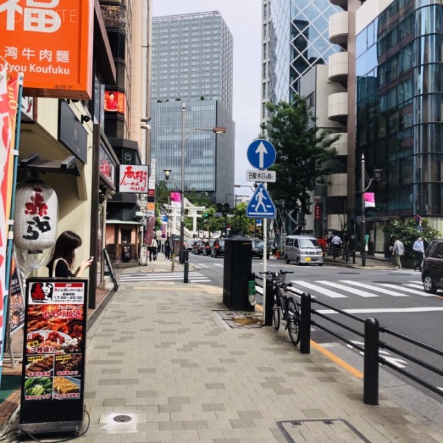 ゴールド赤坂 ビル前面道路