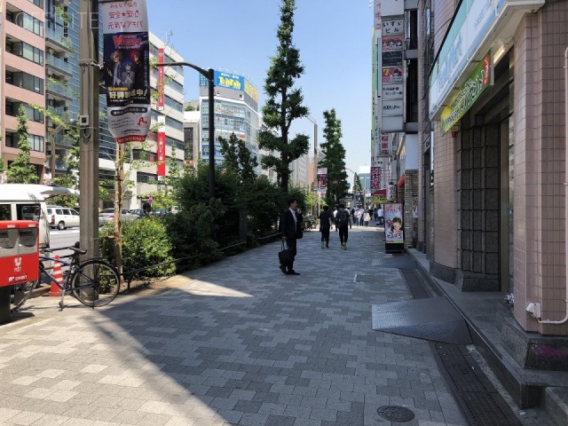 シューマンビル ビル前面道路