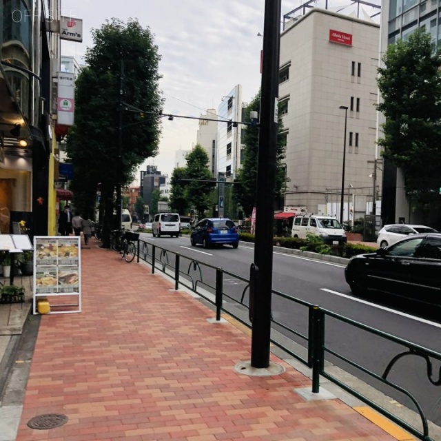 ジークス青山(ZYX青山) ビル前面道路