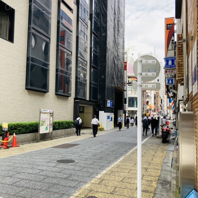 西新宿甲州ビル ビル前面道路