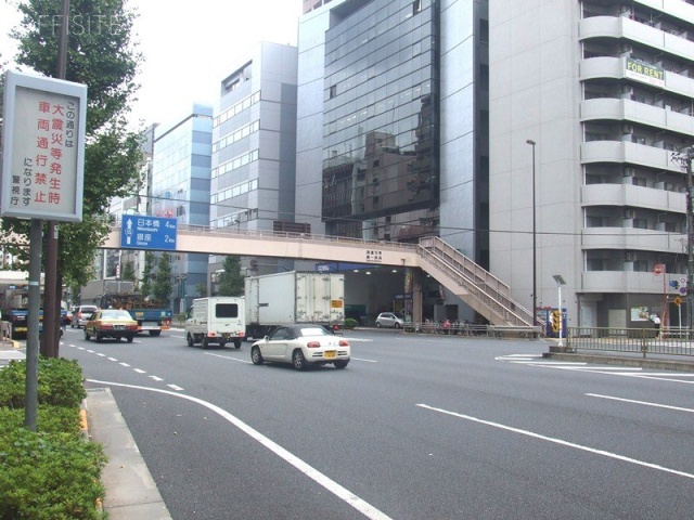 オリックス芝2丁目ビル ビル前面道路