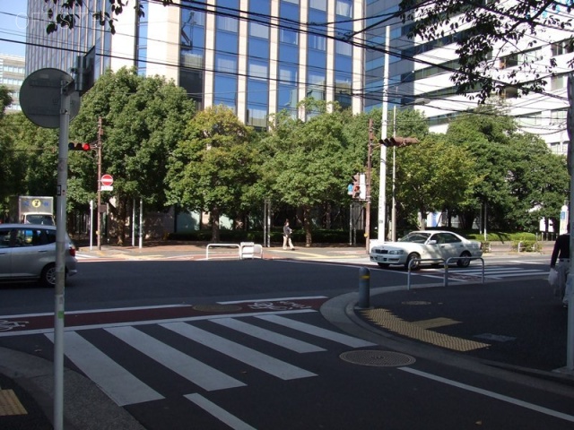 祐ビル ビル前面道路