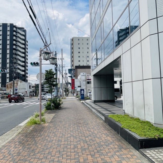 第一シロキビル 前面歩道