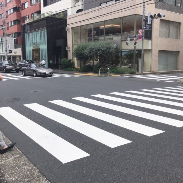 ミナミアオヤマ エムアンドエムビル ビル前面道路