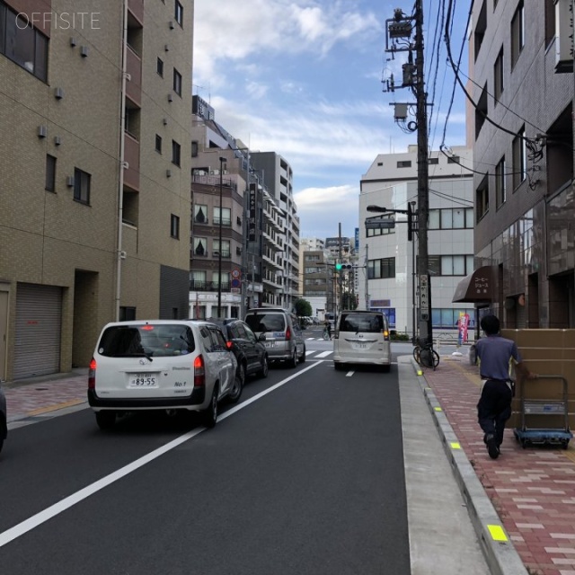 ピラミッドビル ビル前面道路