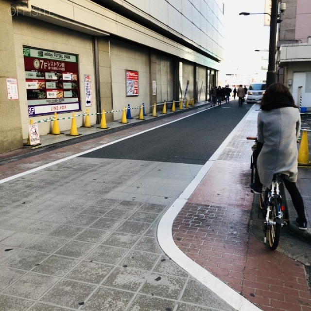 東駒ビル ビル前面道路