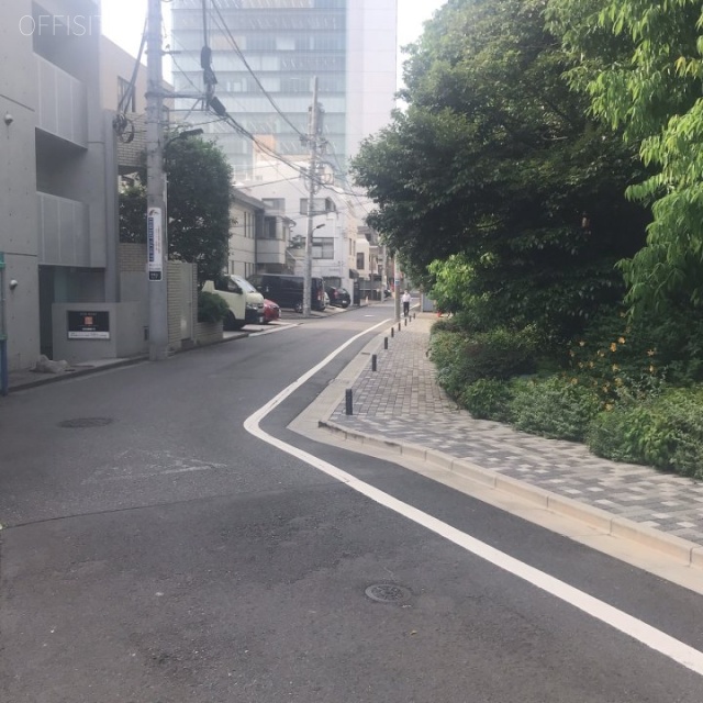 クリアスタイル青山　ビル前面道路