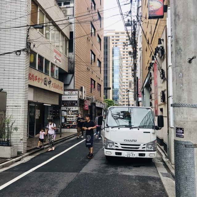 ラウンドクロス六本木 ビル前面道路