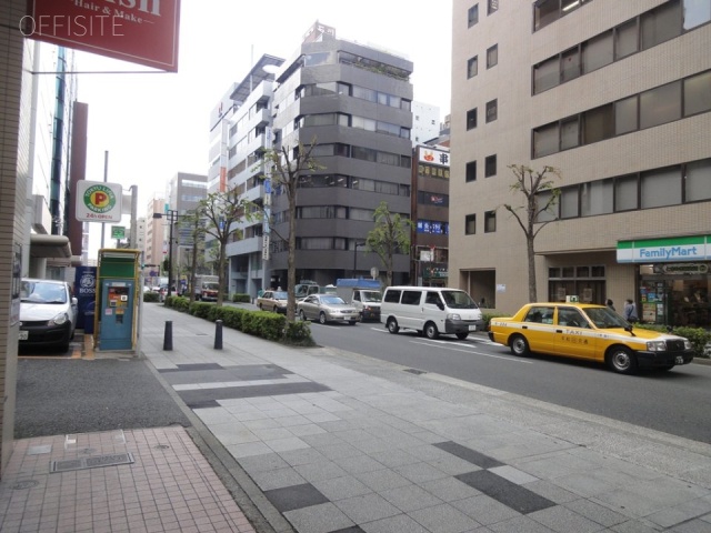 新横浜フジカビル ビル前面道路