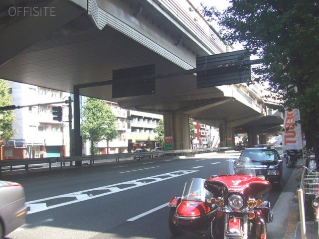 深津ビル ビル前面道路