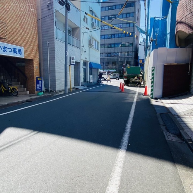 アドニスアマノ ビル前面道路