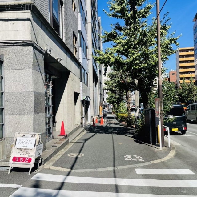 アイエフ外神田 前面歩道