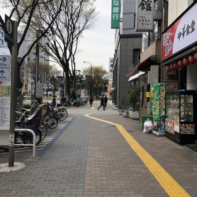 新宿Qビル ビル前面道路