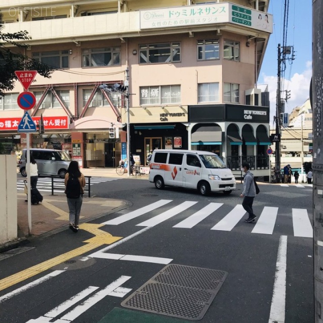 工新ビル ビル前面道路