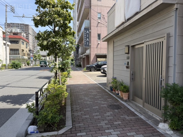 ヴィラ・アキモト　前面歩道