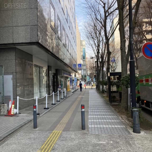 新横浜交通ビル 前面歩道